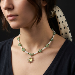 Słoneczny naszyjnik z zielonym jadeitem - złoty