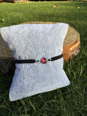 Regulowana bransoletka z czerwonym sercem stali szlachetnej