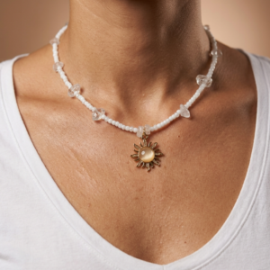 Słoneczny naszyjnik z kwarcem lodowym - złoty